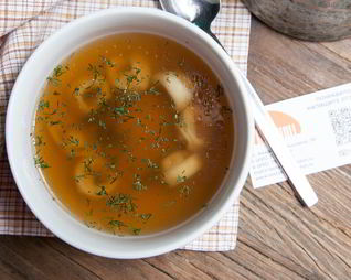 Наваристый бульон с мини-пельменями