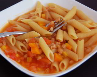 Паста с фасолью и томатами в бульоне