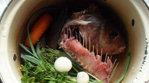 прозрачный рыбный бульон