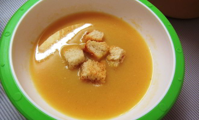 Гороховый крем-суп с чесночными гренками