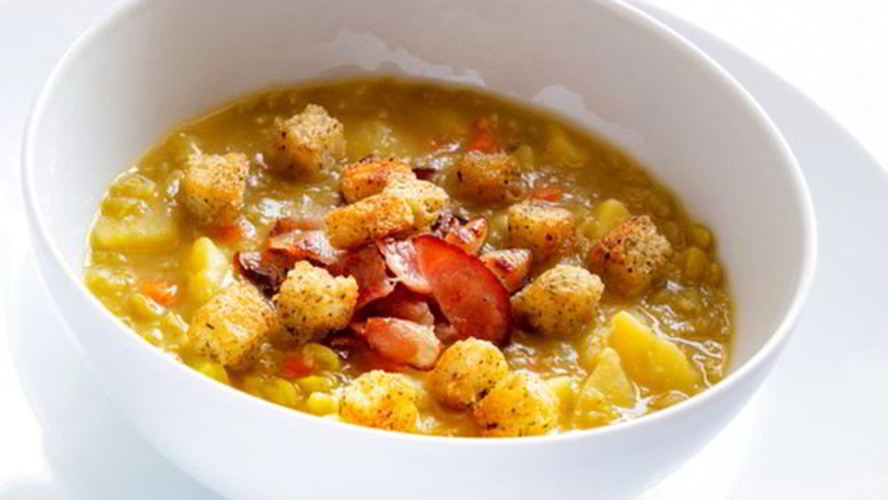 Рецепт горохового супа на сметане с гренками и беконом