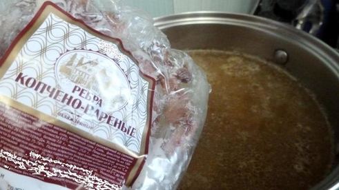 гороховый суп с копченостями и лесными грибами