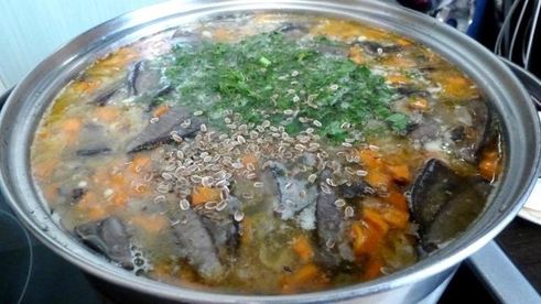 гороховый суп с копченостями и лесными грибами