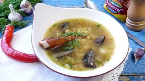 гороховый суп с копченостями и лесными грибами