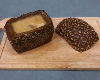 Гороховый суп с копченостями в хлебе