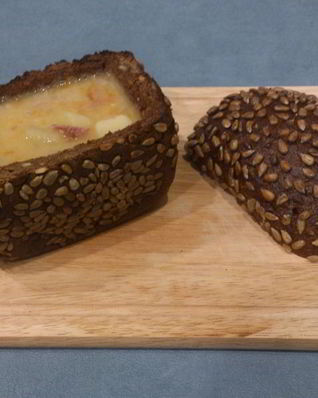 Гороховый суп с копченостями в хлебе