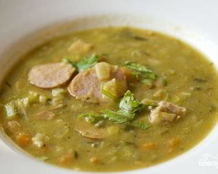 Суп гороховый с копченой колбасой