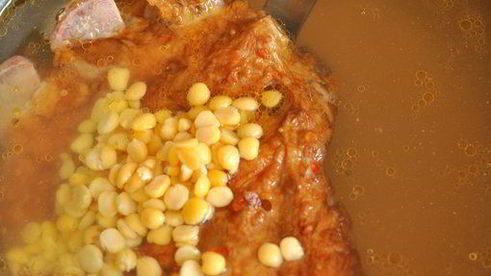 суп гороховый с копчеными ребрышками