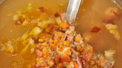 суп гороховый с копчеными ребрышками