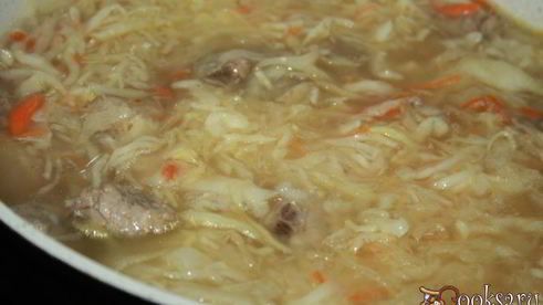 капустняк на свиных ребрышках с кислой капустой и рисом