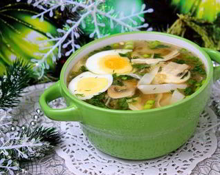 Куриный суп с лапшой и грибами