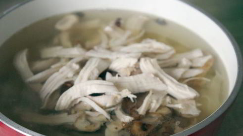 куриный суп с лапшой и грибами