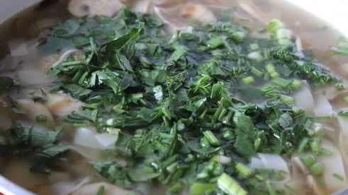 куриный суп с лапшой и грибами