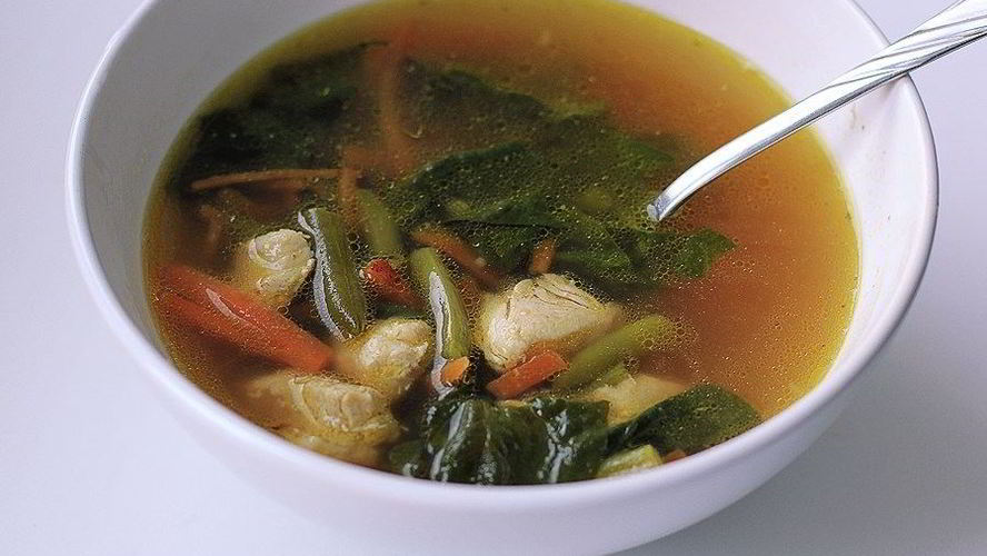Рецепт куриного супа со стручковой фасолью и шпинатом