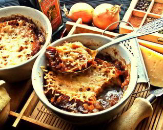 Луковый суп с сырно-чесночными гренками