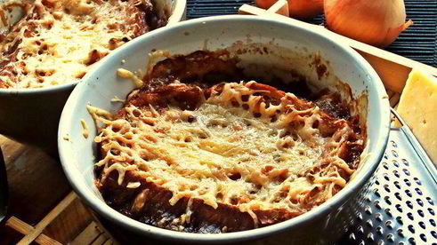 луковый суп с сырно-чесночными гренками