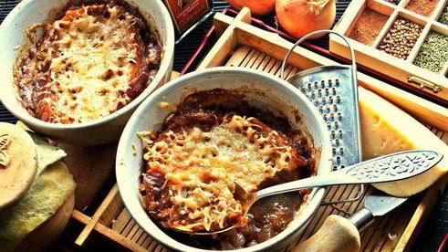 луковый суп с сырно-чесночными гренками