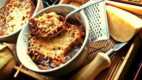 луковый суп с сырно-чесночными гренками