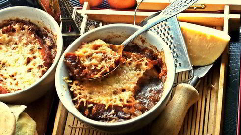 луковый суп с сырно-чесночными гренками