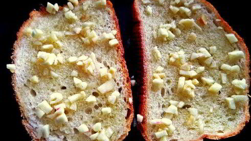 луковый суп с сырно-чесночными гренками