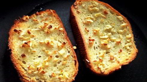 луковый суп с сырно-чесночными гренками