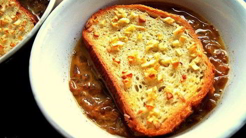 луковый суп с сырно-чесночными гренками