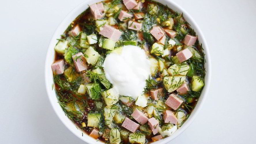 Рецепт окрошки с картофелем и колбасой