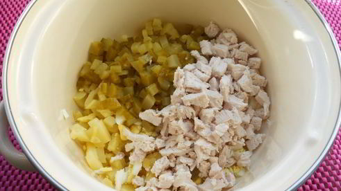 окрошка с курицей и маринованными огурцами