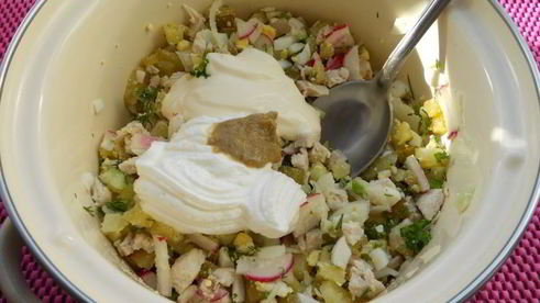 окрошка с курицей и маринованными огурцами