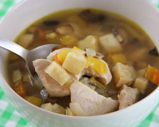 Куриный суп с запеченными овощами и розмарином