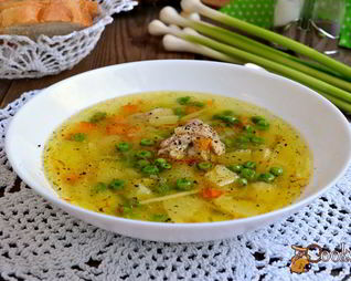 Куриный суп со свежими овощами, вермишелью и зеленым горошком