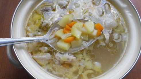 куриный суп со свежими овощами, вермишелью и зеленым горошком