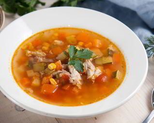 Легкий куриный суп с овощами