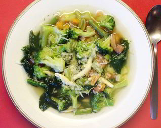 Минестроне с брокколи и шпинатом