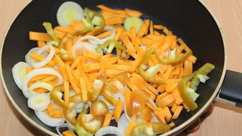 наваристый суп с фрикадельками и овощами