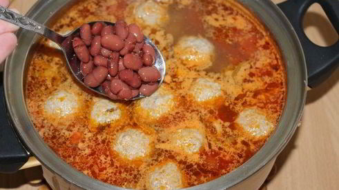 наваристый суп с фрикадельками и овощами