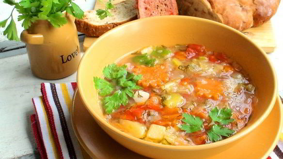 Рецепт Овощного, летнего супчика с томатно-чесночными гренками