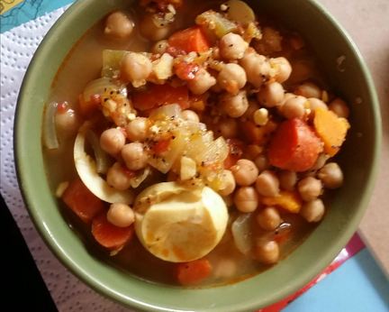 Овощной суп с кус-кусом и вареными яйцами