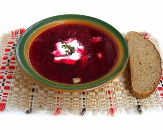 Пасхальный свекольный суп со сливочным хреном