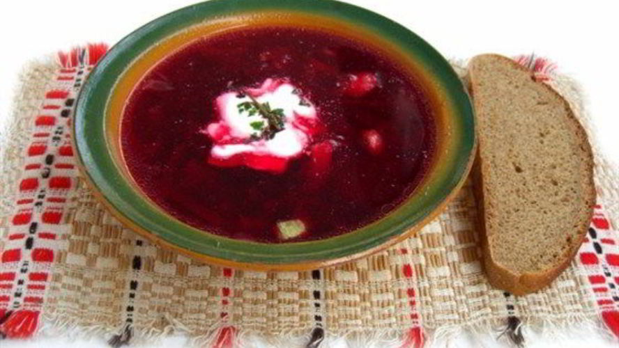Рецепт пасхального свекольного супа со сливочным хреном
