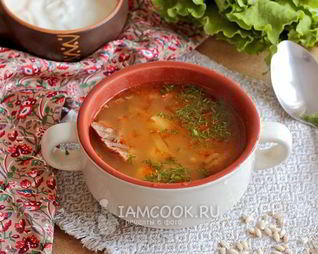 Рассольник с томатом, перловкой и солеными огурцами