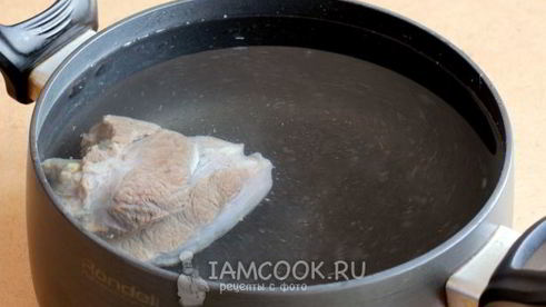 рассольник с томатом, перловкой и солеными огурцами