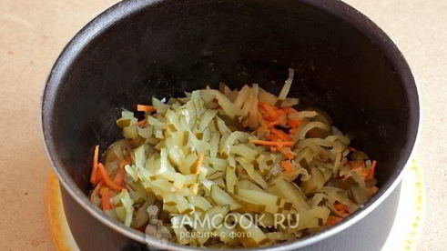 рассольник с томатом, перловкой и солеными огурцами