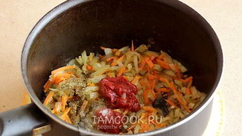 рассольник с томатом, перловкой и солеными огурцами