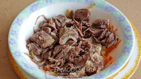 рассольник с томатом, перловкой и солеными огурцами