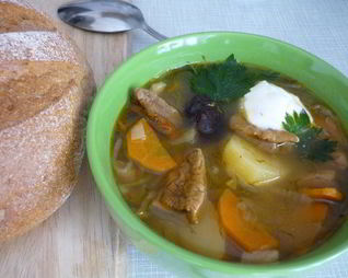 Щи из квашеной капусты с белыми грибами и айвой