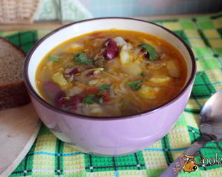 Щи из квашеной капусты с фасолью и яблоком