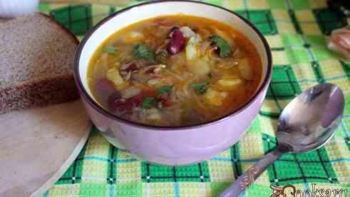 щи из квашеной капусты с фасолью и яблоком