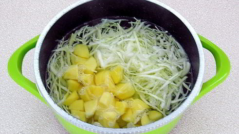 щи с рыбными консервами