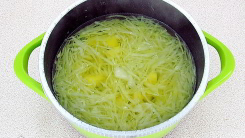 щи с рыбными консервами